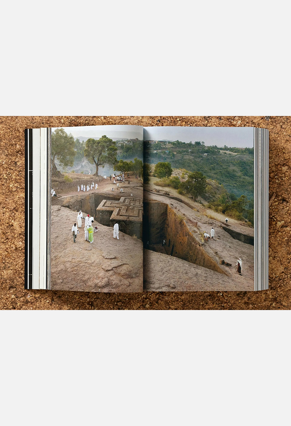 Taschen Books / Bjarne Mastenbroek. Dig It! Building Bound To The Ground