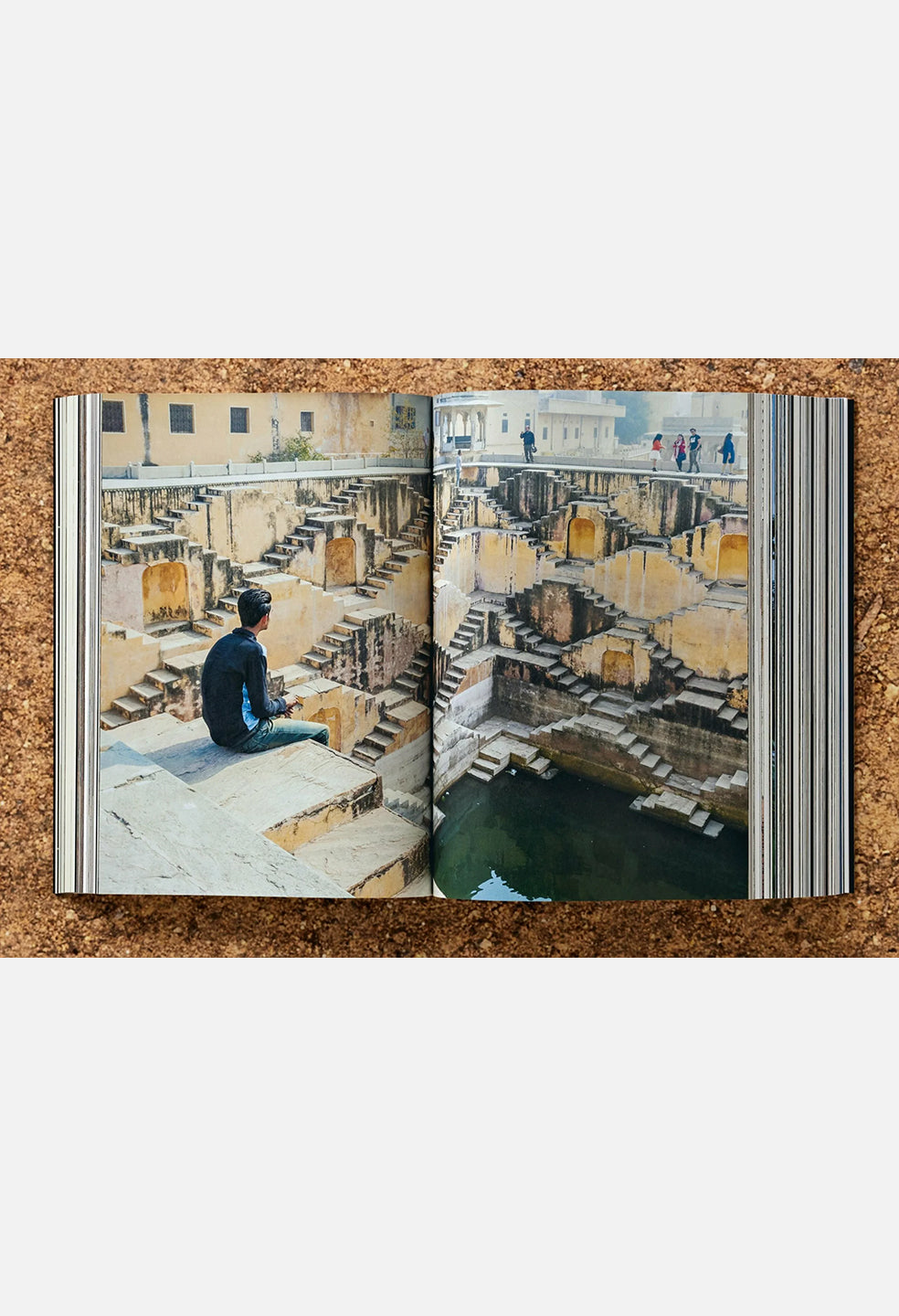 Taschen Books / Bjarne Mastenbroek. Dig It! Building Bound To The Ground