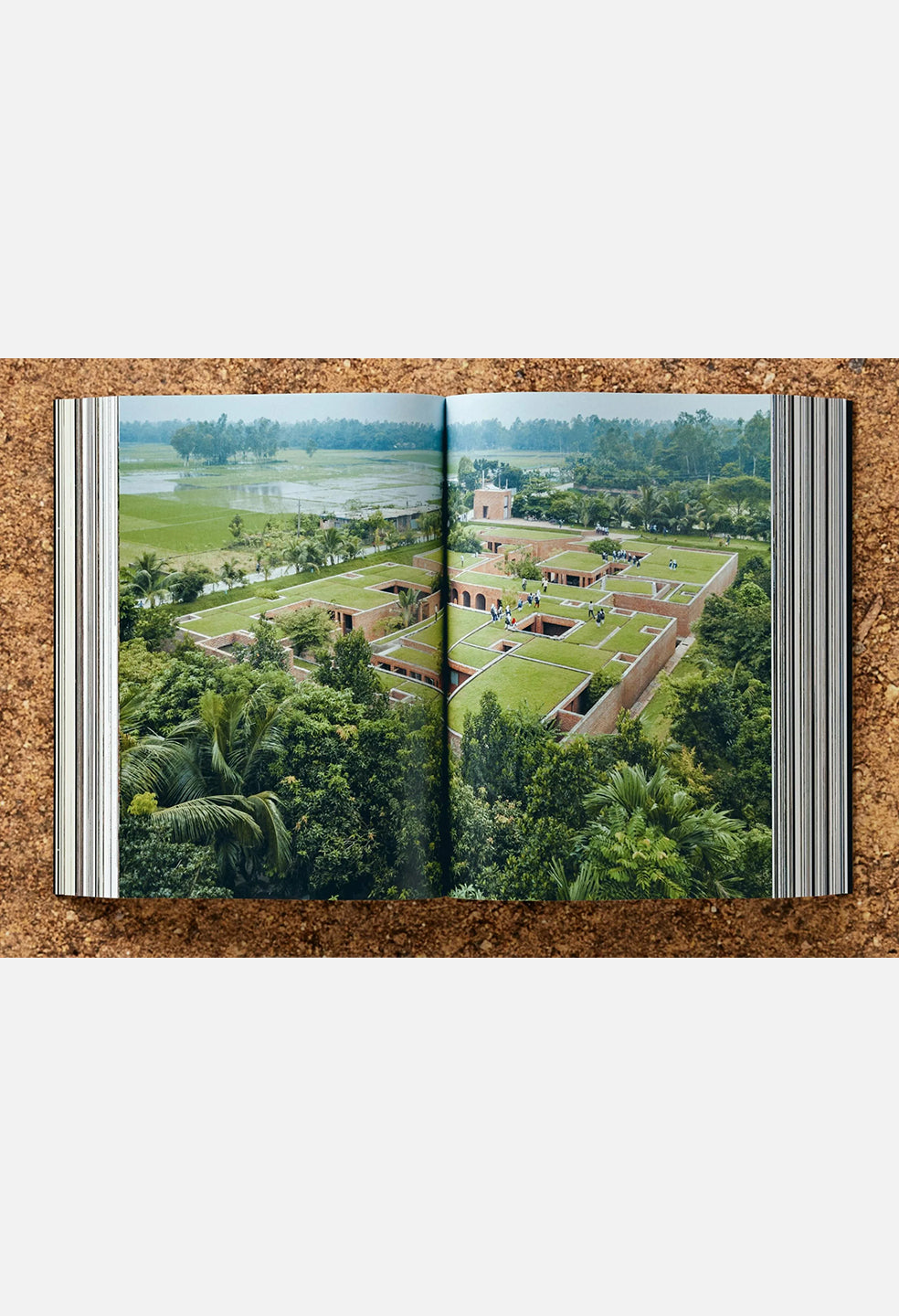 Taschen Books / Bjarne Mastenbroek. Dig It! Building Bound To The Ground